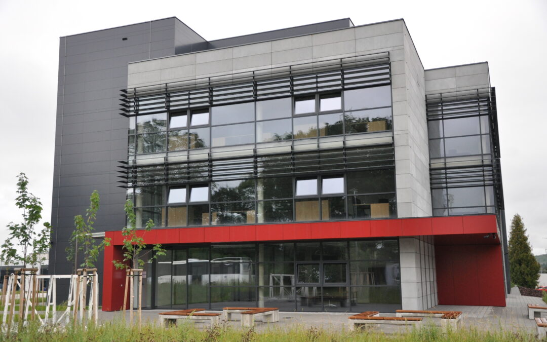 Provětrávaná fasáda novostavby objektu Vědeckotechnického parku III v Uherském Brodě.