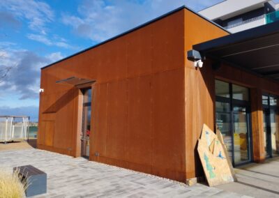 Vlivem povětrnostních podmínek se na povrchu oceli Corten vytvoří vrstva patiny, která tvoří přirozenou ochranu jádra materiálu Corten.