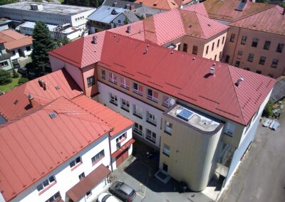 Fasádní panely jsou zde uchyceny pomocí viditelného uchycení – nýtů.