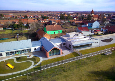 Celkový pohled na novou budovu školky s provětrávanou fasádou o ploše 300 m².