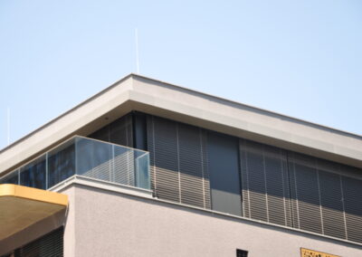 Panely jsou umístěny především na atikách jednotlivých domů a dohromady pokrývají plochu přes 400 m²
