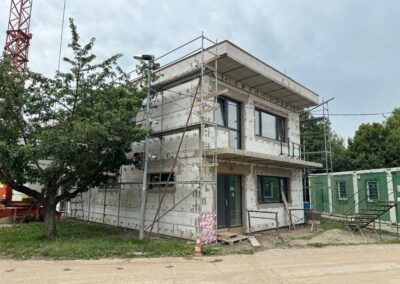 Budova před instalací provětrávané fasády.