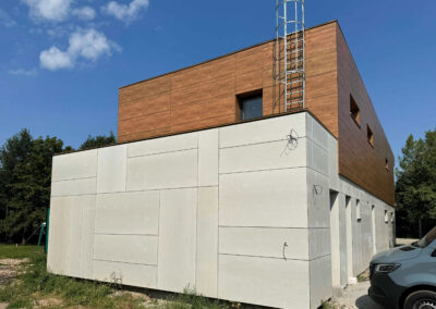 Detail fasády s kombinací Silbonit a Kronoart.