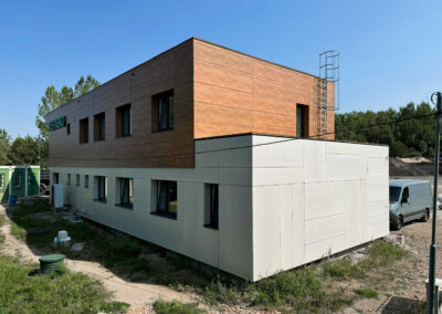 Fasáda o celkové ploše 400 m² ve dvou dekorech