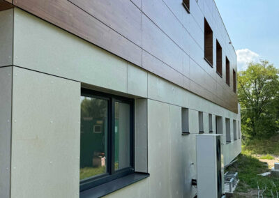 Budova s provětrávanou fasádou ve dvou dekorech