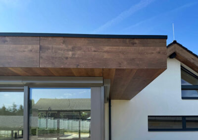 Detail obkladu podhledu v dekoru imitace dřeva