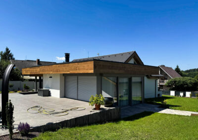 Moderní obklad atiky s imitací dřeva