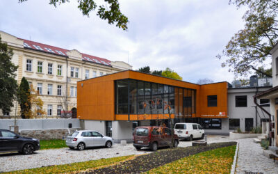 Rekonstrukce fasády SOŠ v Praze s deskami Parklex Prodema