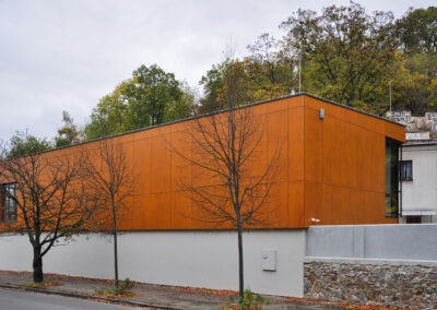 Modernizovaná fasáda školní budovy v Praze