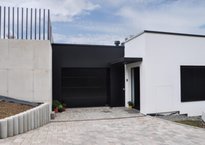 Provětrávaná fasáda kombinující Laminam, Lacobel a Kronoart