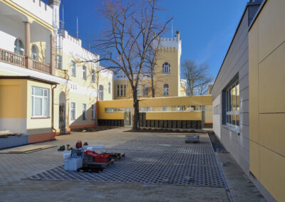 Architektonicky výrazná školní budova