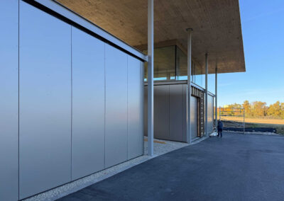 Moderní průmyslová architektura s fasádou Albond