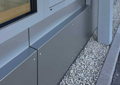 Detail fasády v odstínu Aluminium Grey
